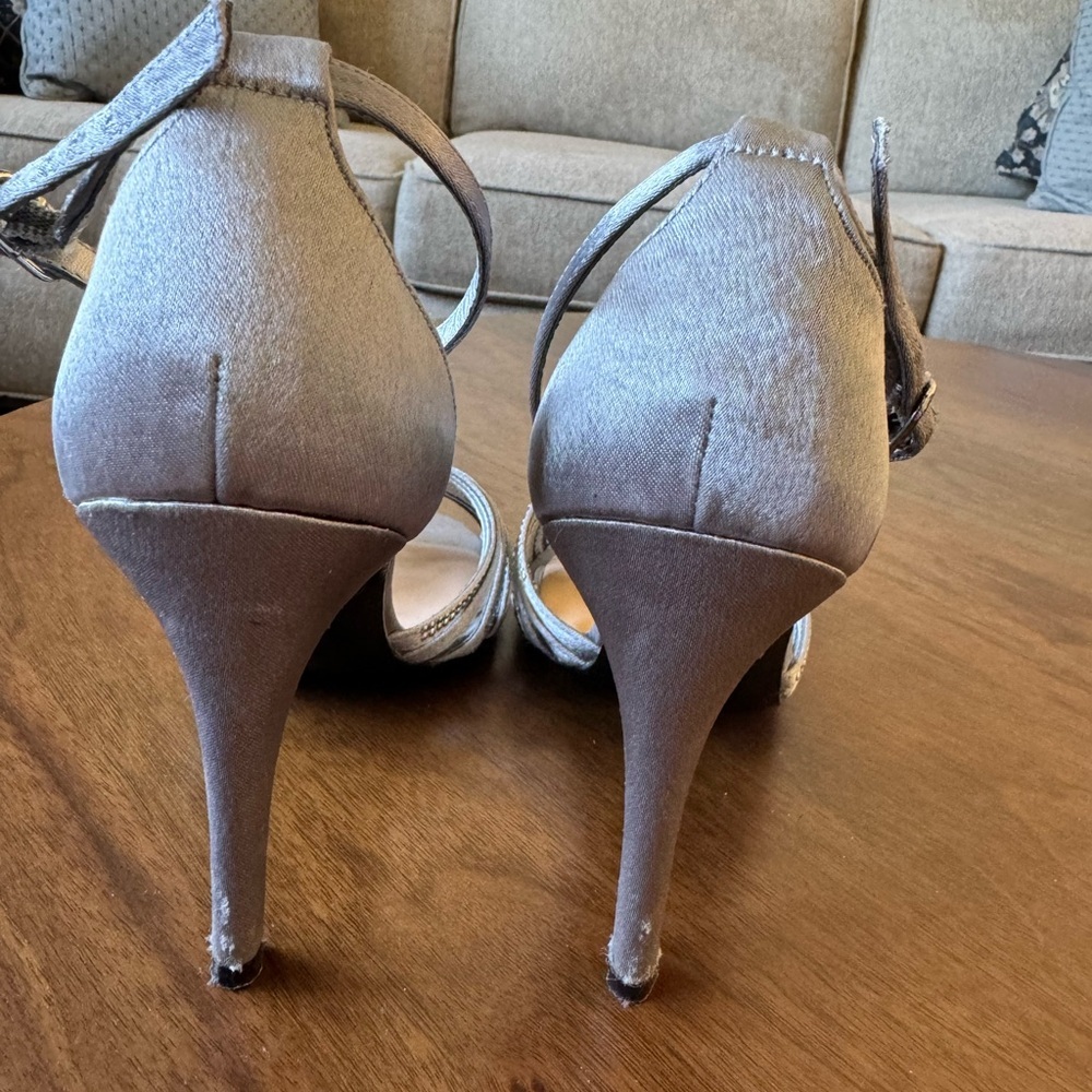 Adrianna Papell Women’s Rhinestone Heels grey/silver color size 6 - Picture 2 of 6